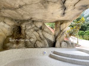 Thematicland diseño y construcción de una cueva con rocas artificiales, cascada y spa en el Hotel Balneario la Hermida en Cantabria.
