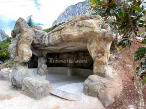 Thematicland diseño y construcción de una cueva con rocas artificiales, cascada y spa en el Hotel Balneario la Hermida en Cantabria.